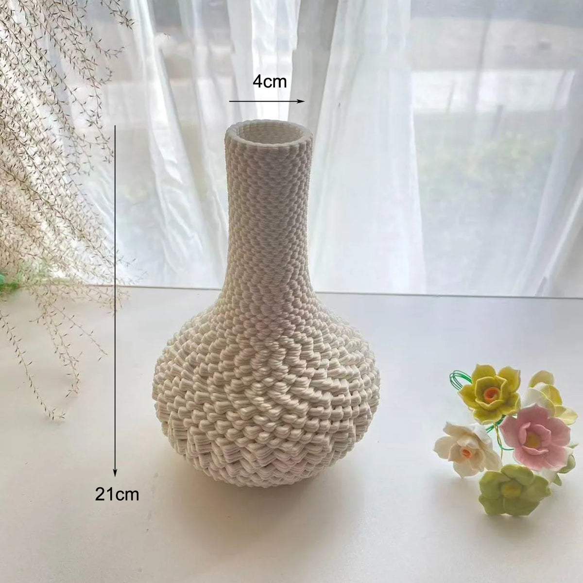 vase moderne blanc rayures fines porcelaine table arrangement floral accessoire maison minimaliste