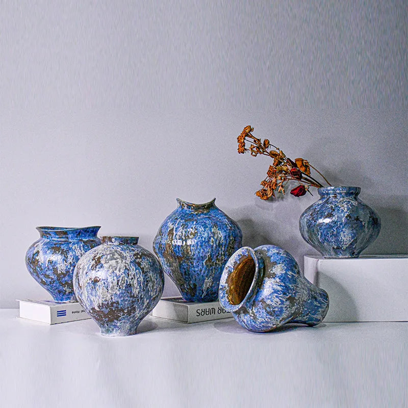 vases modernes artisanaux bleu gris marbré opaques arrangements floraux maison