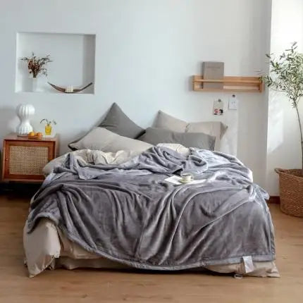 Une chambre à coucher confortable avec des couleurs neutres et des éléments décoratifs naturels, créant une atmosphère apaisante et chaleureuse.