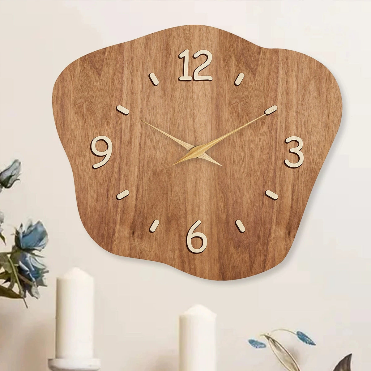 horloge murale bois marron aiguilles noires numeros blancs texture grunge moderne fixations quartz