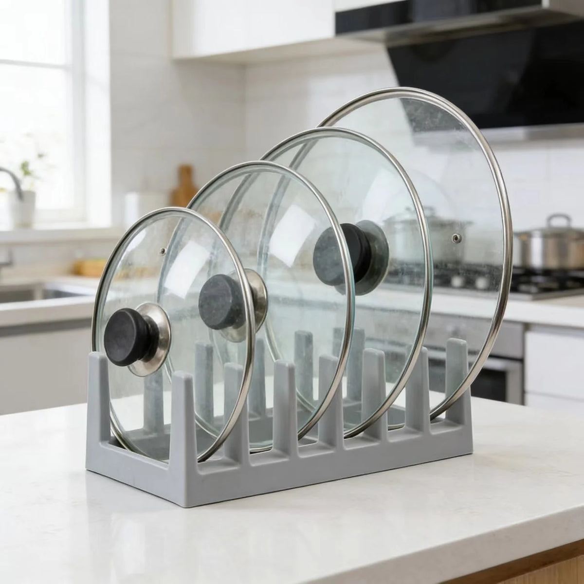 porte couvert gris clair moderne rangement couvercle assiette planche découpe spatule cuisine organisation domestique