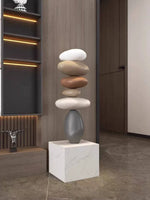 décoration intérieure sculpture pierre équilibrée socle marbre nuance beige contemporain minimaliste salon chambre