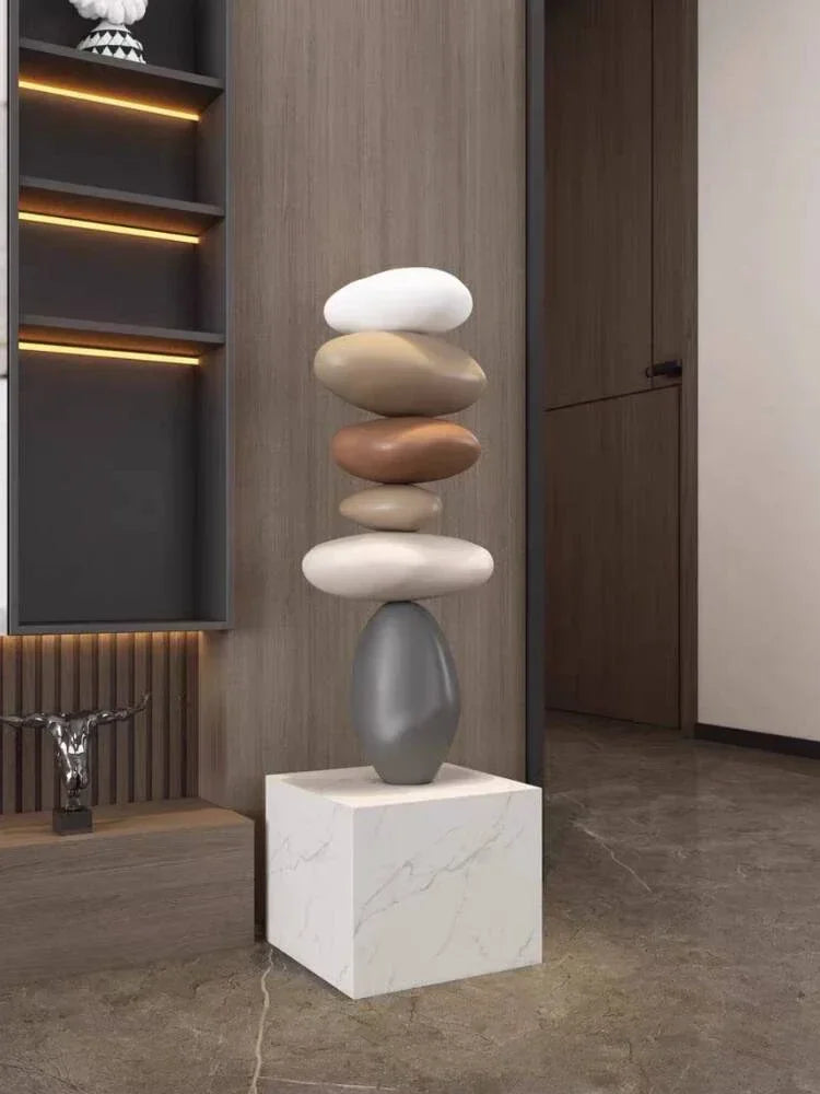 décoration intérieure sculpture pierre équilibrée socle marbre nuance beige contemporain minimaliste salon chambre