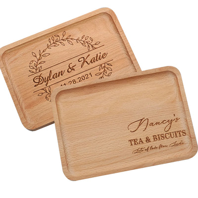 Plateau de service en bois rustique couleur olive sur table en bois