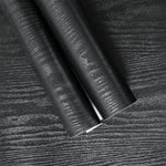 Sticker meuble bois noir appliqué sur une table en bois