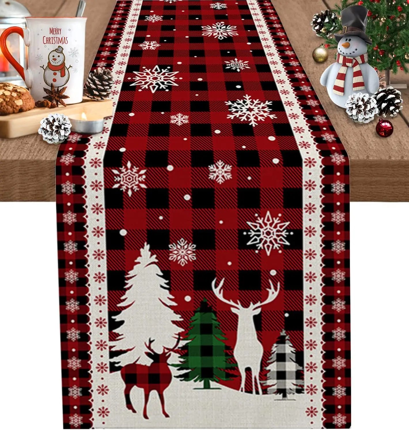 Chemin de table décoré de motifs de Noël rouges et noirs, avec des flocons de neige, des arbres de Noël et des silhouettes de cerfs.