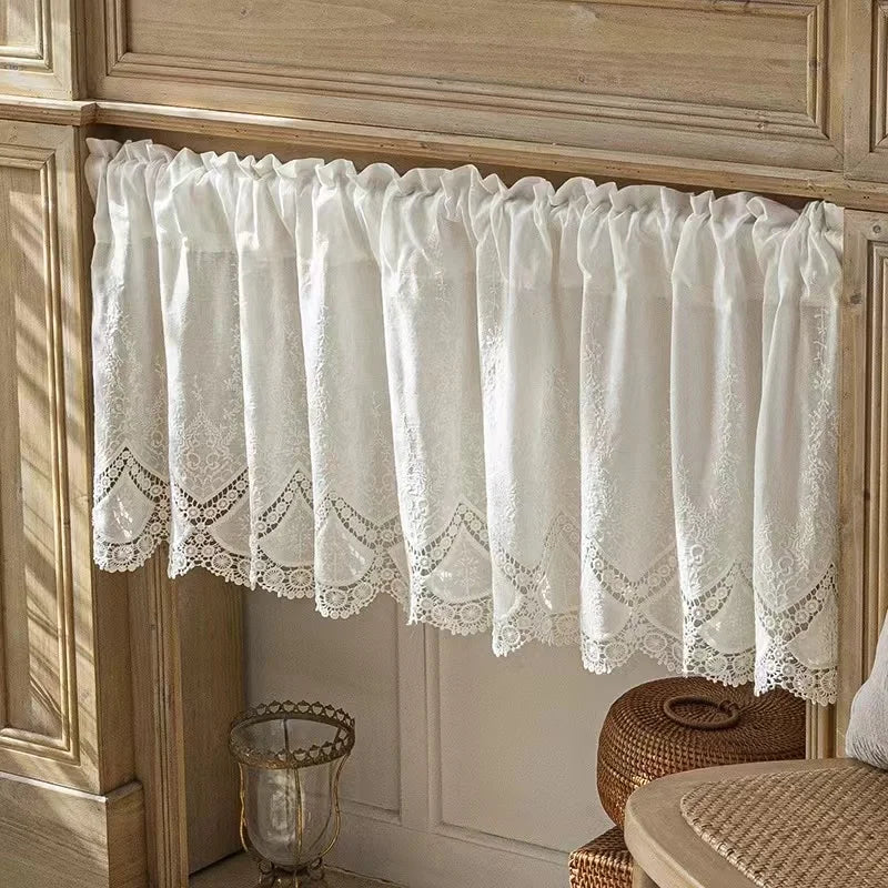 rideaux blancs dentelle motifs floraux semi transparent rustique vintage chambre salon