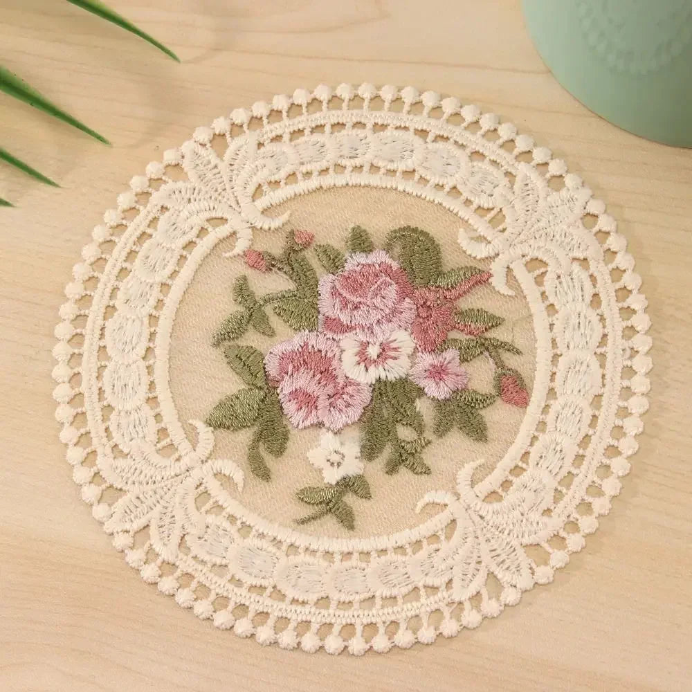 serviettes table brodées fleurs dentelées beige rose vert traditionnelles 12cm respectueuses environnement