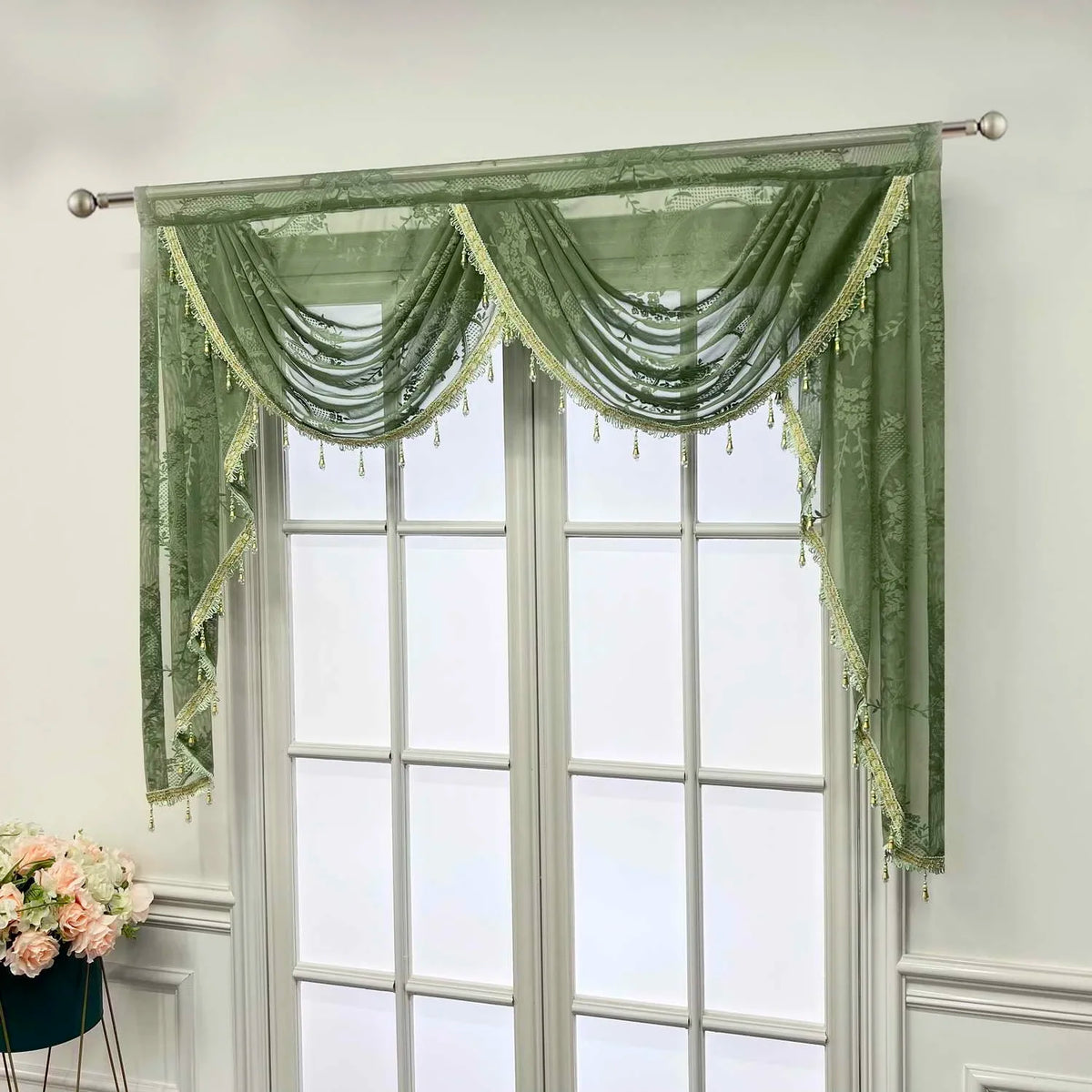 rideau vert olive brodé fleurs semi transparent classique fenêtre cuisine décoration dorées franges