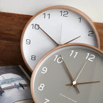 horloges murales minimaliste bois clair gris blanc numéros noirs aiguilles fines scandinave