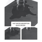 Cette image illustre les caractéristiques d'absorption rapide de l'eau et de séchage rapide de ce produit, comme indiqué dans le texte.