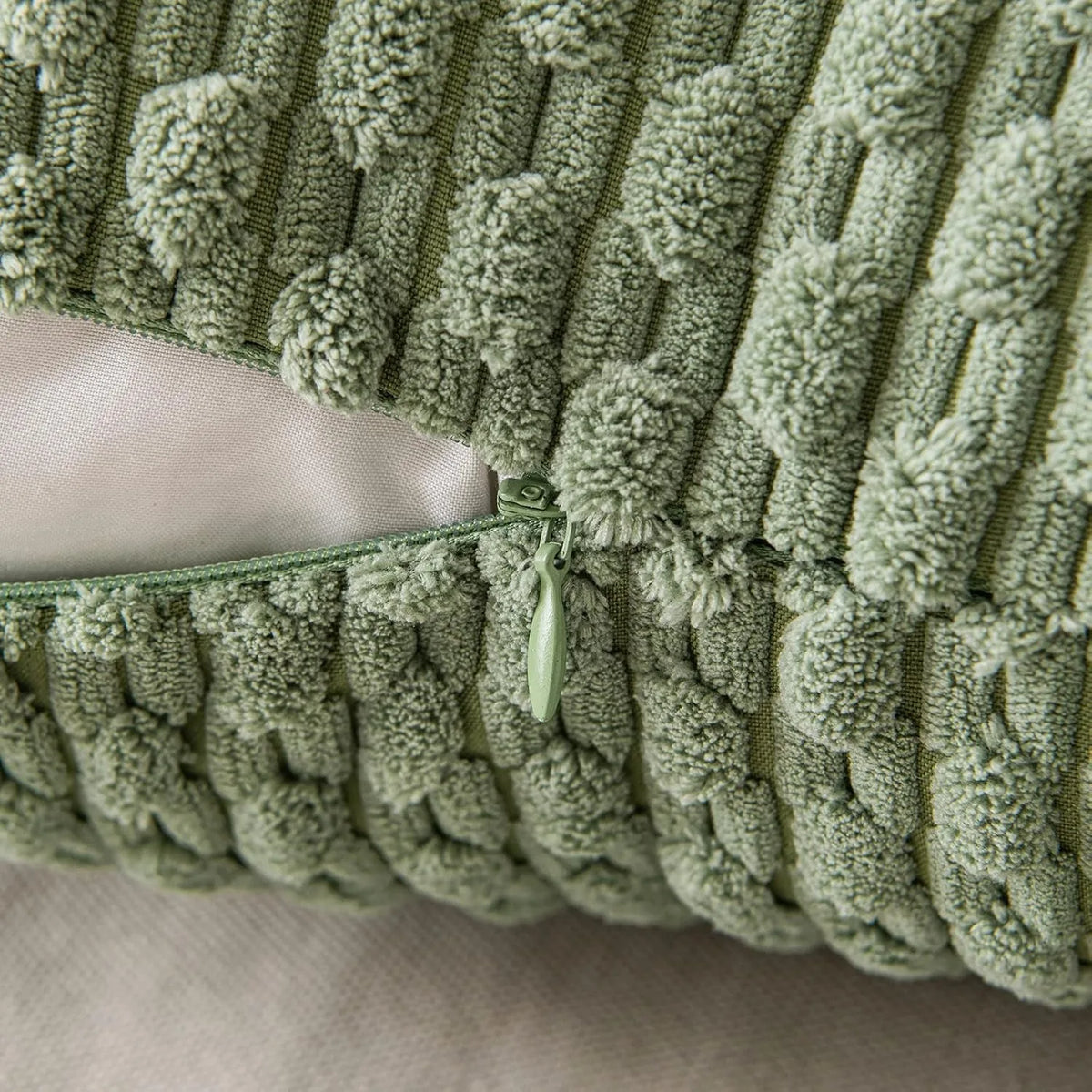 coussins carrés vert clair beige rose pâle texture tissée pompons moderne fermeture glissière