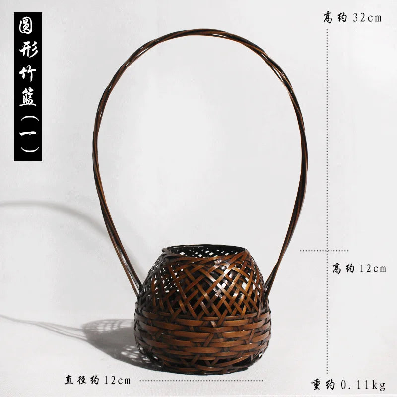 panier osier tressé artisanal vintage rustique marron clair fleur blanche branches séchées baies marron