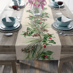 Une table de fête élégante avec une belle décoration de Noël, comprenant un centre de table avec des fleurs roses, des branches de pin et des baies rouges.
