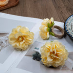 serviettes pliées fleurs artificielles ruban beige blanc rose décoratives table événement