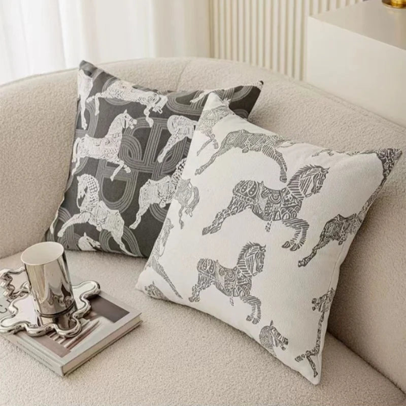 coussins décoratifs gris blanc motif chevaux galopants texture veloutée moderne élégant maison voiture