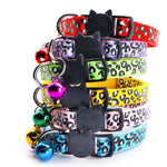 collier chat imprimé léopard rouge jaune bleu vert violet rose pendentif cloche moderne coloré