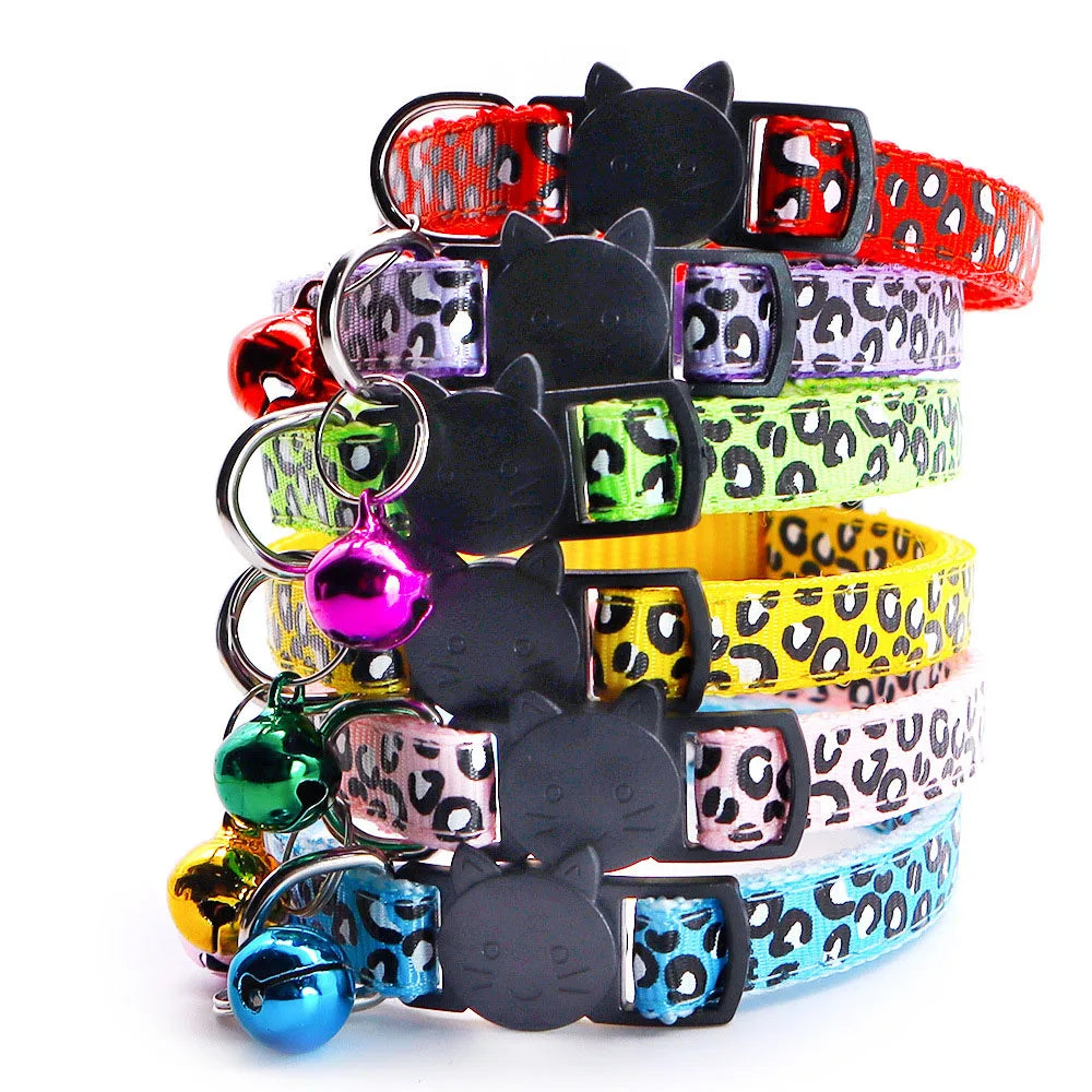 collier chat imprimé léopard rouge jaune bleu vert violet rose pendentif cloche moderne coloré
