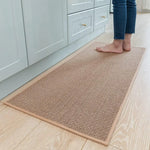 Tapis de cuisine antidérapant en lin beige et gris devant un évier
