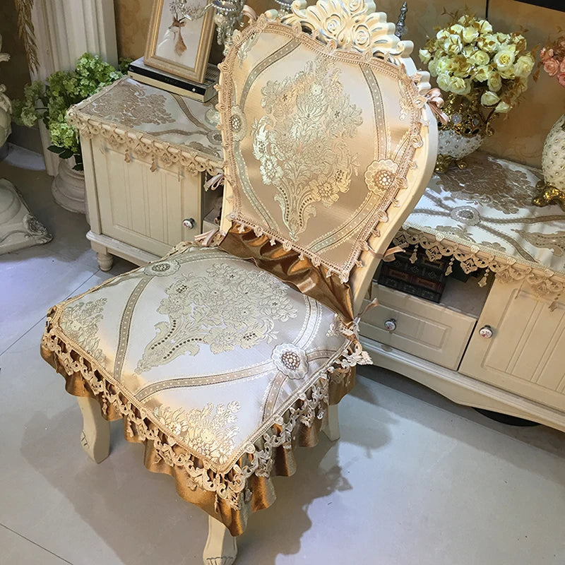 Chaise de style vintage richement ornée de motifs floraux dorés et d'une dentelle délicate, placée près d'un meuble décoratif sur un sol carrelé.