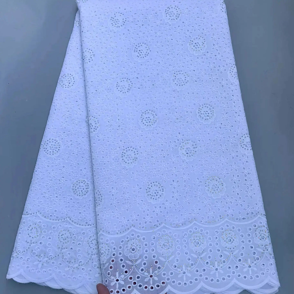 tissu dentelle blanche broderie motifs floraux géométriques élégant coton polyester largeur 120cm opacité strass
