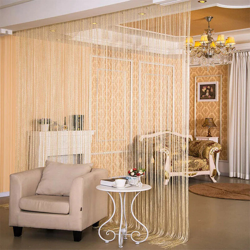 Rideau de fils décoratif en beige pour séparation élégante des pièces, parfait pour ajout d'intimité et touche moderne à votre intérieur. Offrez une ambiance chic et accueillante à votre salon ou chambre grâce à ce rideau tendance. Idéal pour décoration d'intérieur et optimisation de l'espace.