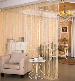 Rideau de fils décoratif en beige pour séparation élégante des pièces, parfait pour ajout d'intimité et touche moderne à votre intérieur. Offrez une ambiance chic et accueillante à votre salon ou chambre grâce à ce rideau tendance. Idéal pour décoration d'intérieur et optimisation de l'espace.