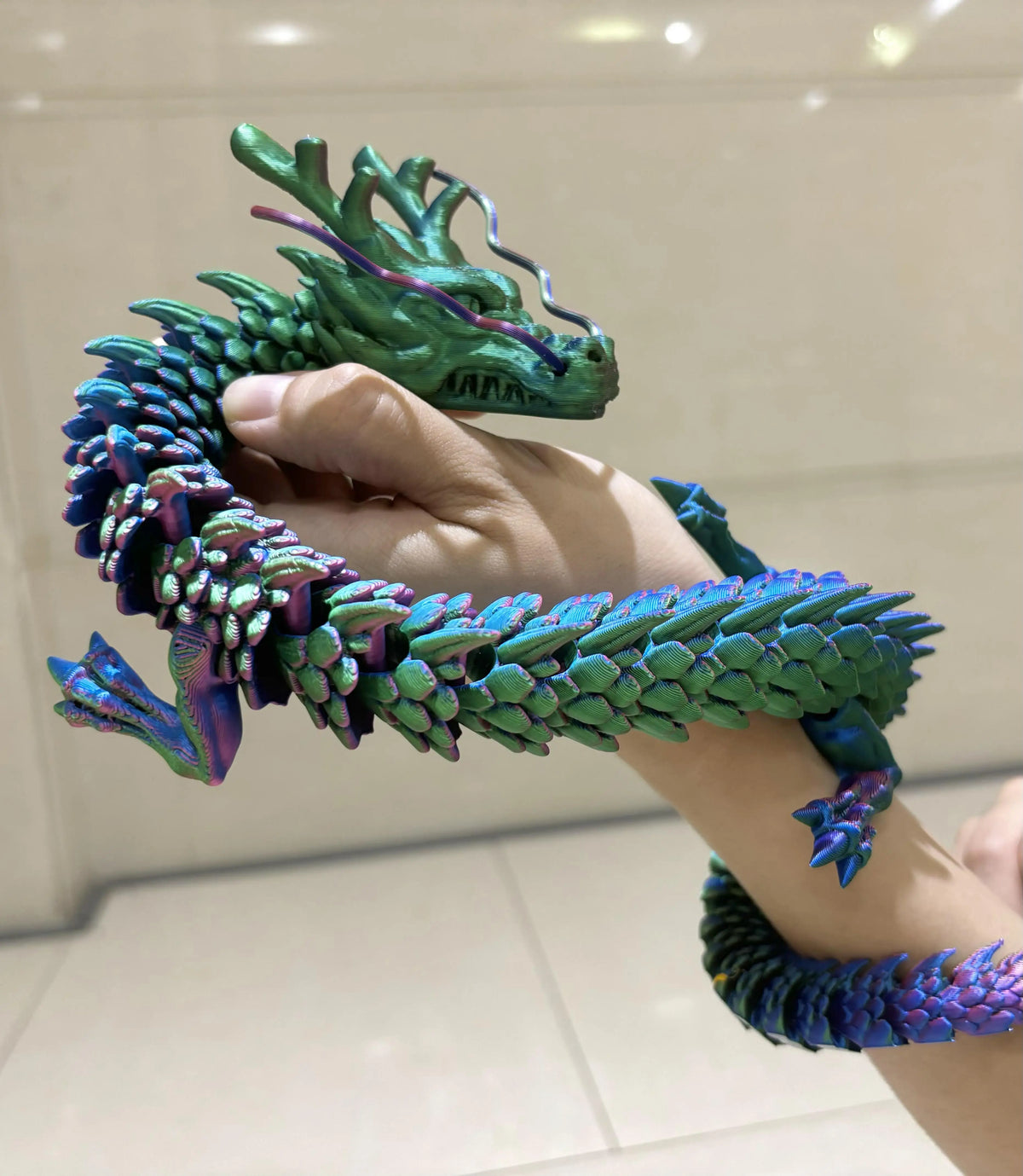 figurine dragon violet bleu vert brillante décoration fantaisie détaillée maison