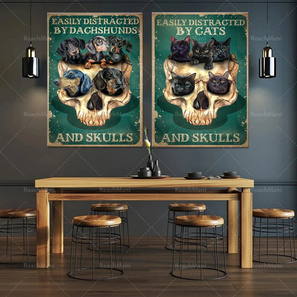 Tableaux muraux décorés de crânes et d'animaux de compagnie, créant une ambiance mystérieuse et captivante dans cet espace de restauration.