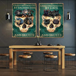 Tableaux muraux décorés de crânes et d'animaux de compagnie, créant une ambiance mystérieuse et captivante dans cet espace de restauration.