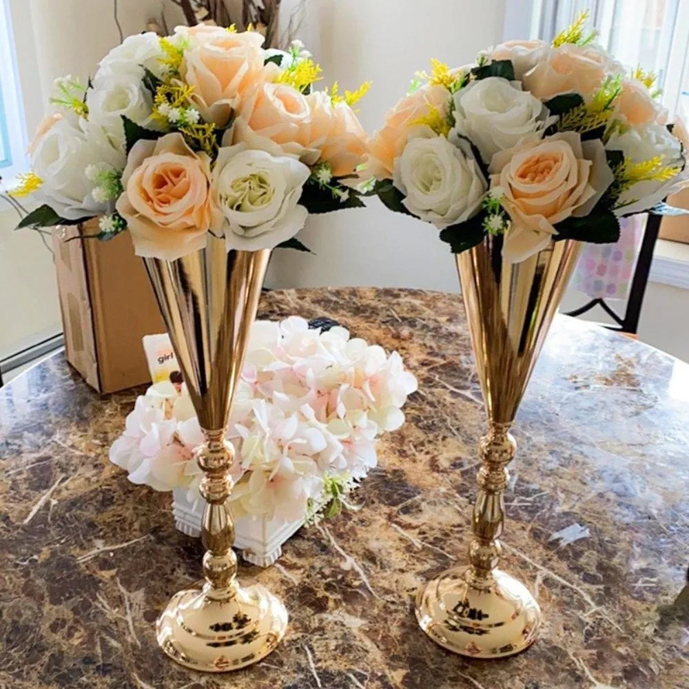 vases dorés classiques ornements floraux fleurs artificielles table mariage romantique