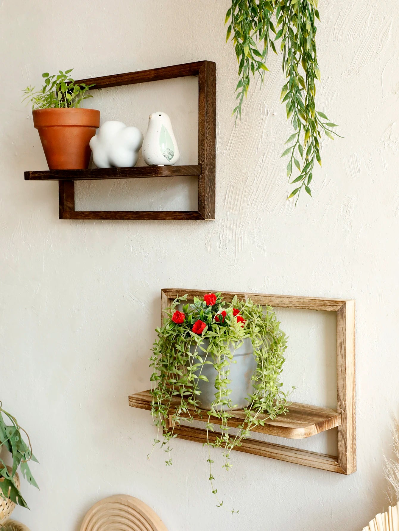 Étagère murale grise avec plantes décoratives dans un salon