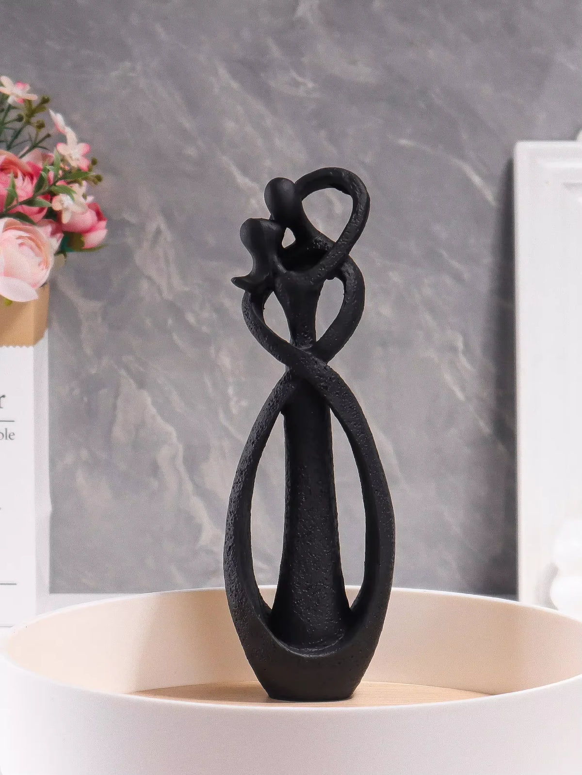 sculpture abstraite moderne couple étreinte résine beige noir gris texture granuleuse salon chambre coucher