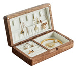 boîte bijoux bois foncé tissu doux élégante colliers boucles doreilles bagues bracelets