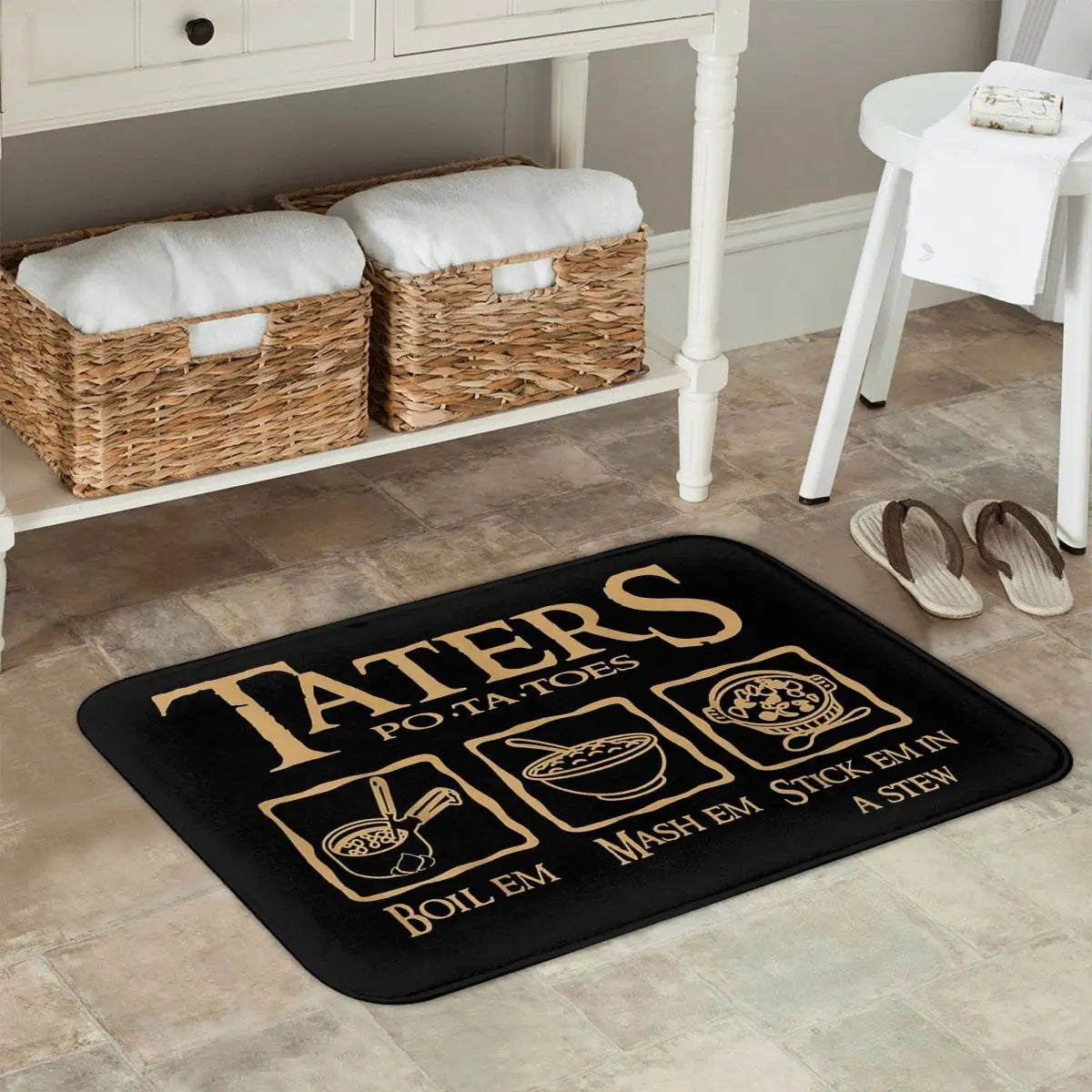Tapis antidérapant pommes de terre dans une salle de bain moderne