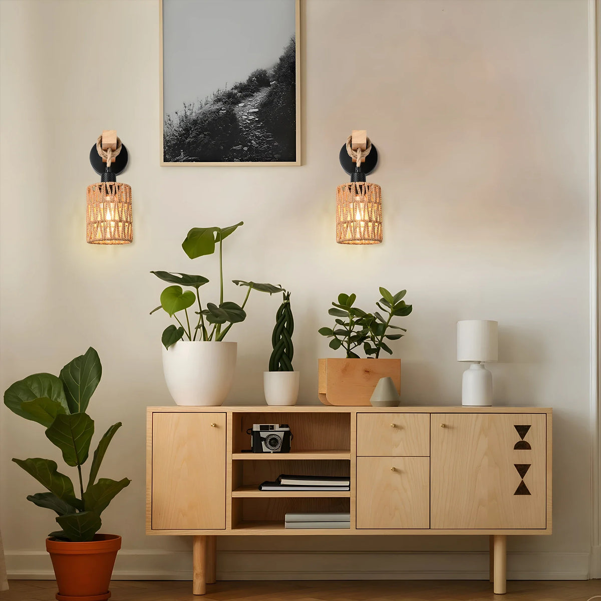 Installation de l'applique murale rotin sur un mur de chambre