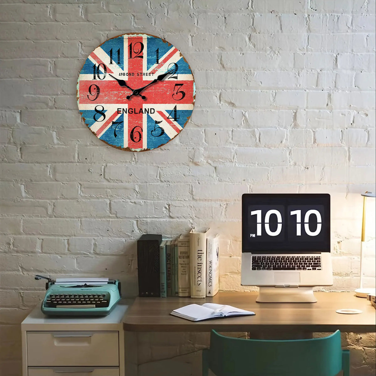 Horloge murale vintage en bois accrochée dans un salon élégant