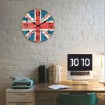 Horloge murale vintage en bois accrochée dans un salon élégant