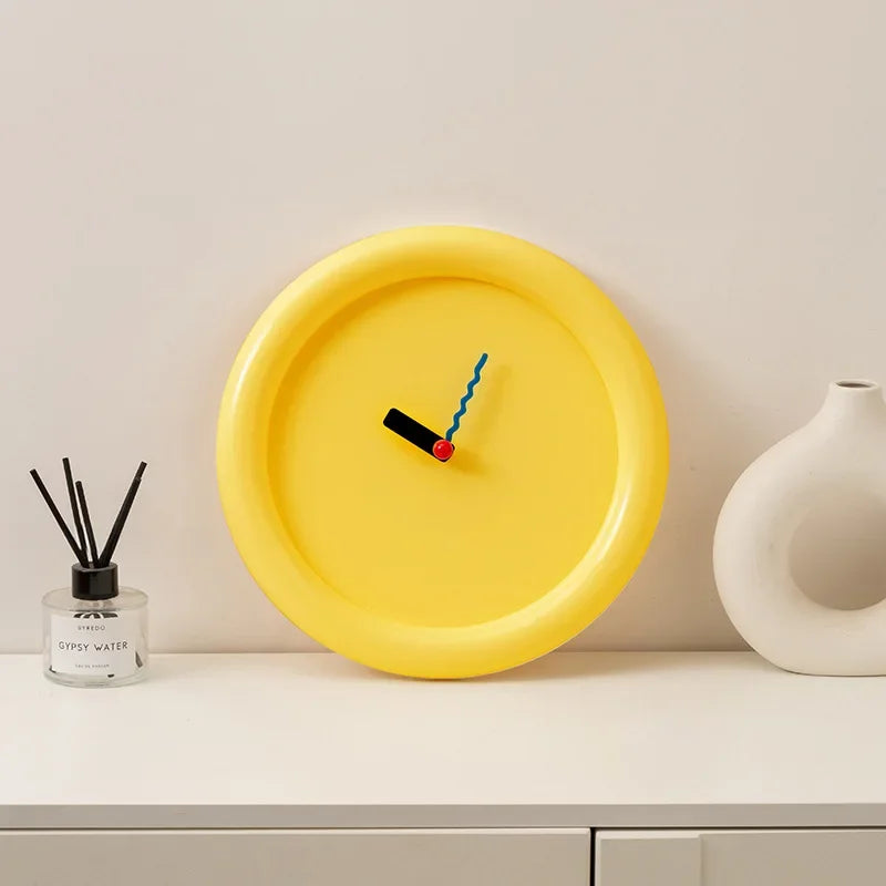 horloge murale moderne aiguilles originales minimaliste couleur jaune rouge bleu blanc