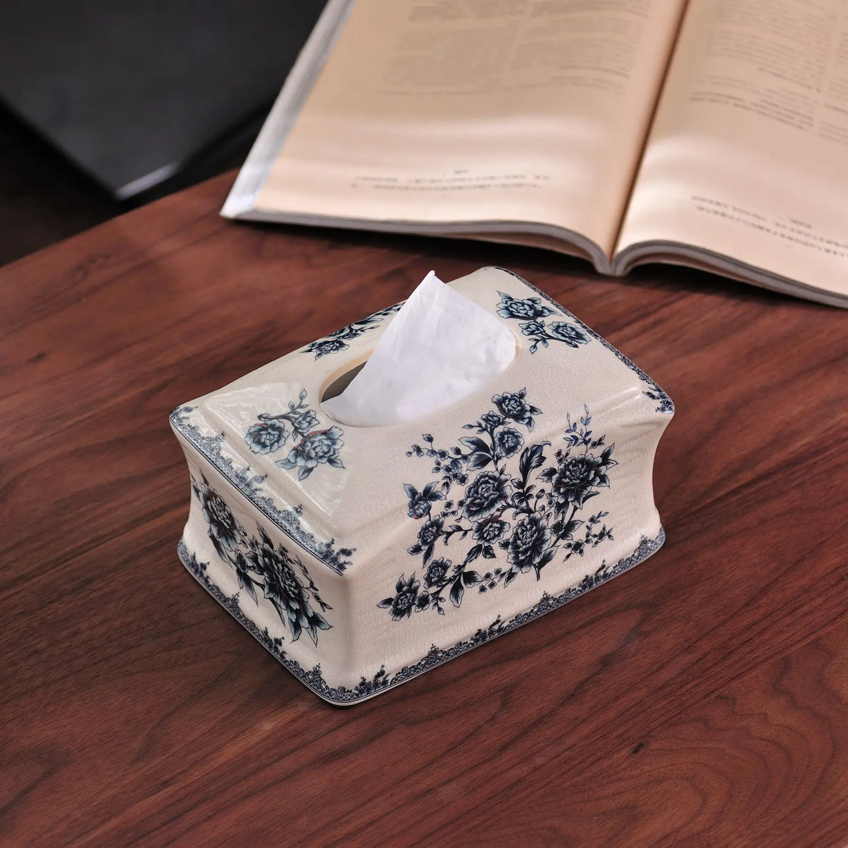 boîte mouchoirs porcelaine blanc bleu motifs fleurs classique vintage floral decoration maison