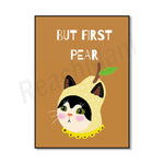 L'image représente le visage d'un chat blanc et noir avec des yeux verts et des motifs jaunes, entouré d'un poire jaune et accompagné du texte "But first pear" sur un fond orange.