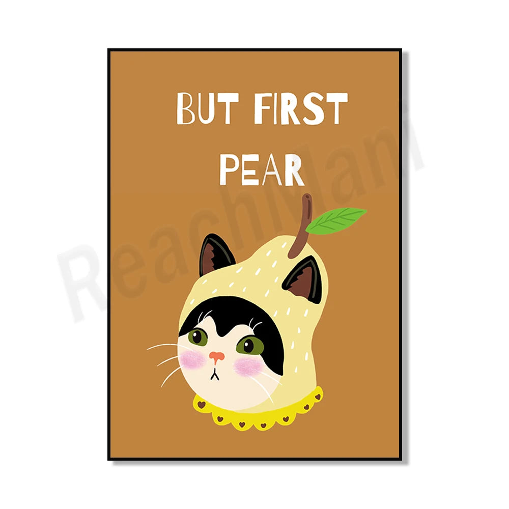 L'image représente le visage d'un chat blanc et noir avec des yeux verts et des motifs jaunes, entouré d'un poire jaune et accompagné du texte "But first pear" sur un fond orange.