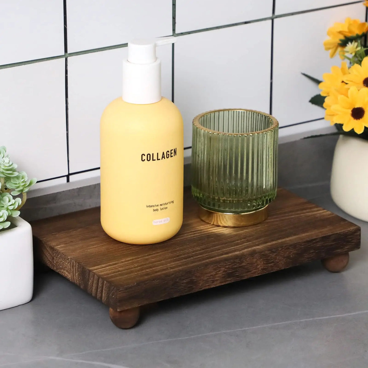 plateforme bois décorative rustique feuilles sèches bocal biscuits tasse bougie diffuseur parfum fleurs jaunes