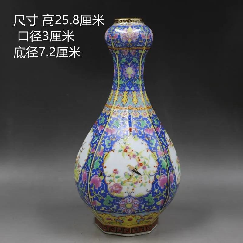 Cette magnifique urne chinoise en porcelaine est ornée d'un motif floral coloré et élégant sur un fond bleu et jaune.