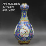 Cette magnifique urne chinoise en porcelaine est ornée d'un motif floral coloré et élégant sur un fond bleu et jaune.