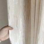 Rideau texturé beige avec motif subtil, offrant une touche élégante et classique à n'importe quelle pièce. Parfait pour ajouter une ambiance chaleureuse et accueillante à votre salon ou chambre. Idéal pour une décoration intérieure moderne et sophistiquée. Facile à installer pour transformer votre espace en un lieu chic et confortable.