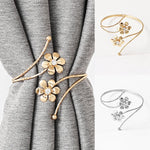 anneaux fenêtre or argent fleurs stylisées modernes élégants anneaux métalliques opaques inclusion fleurs