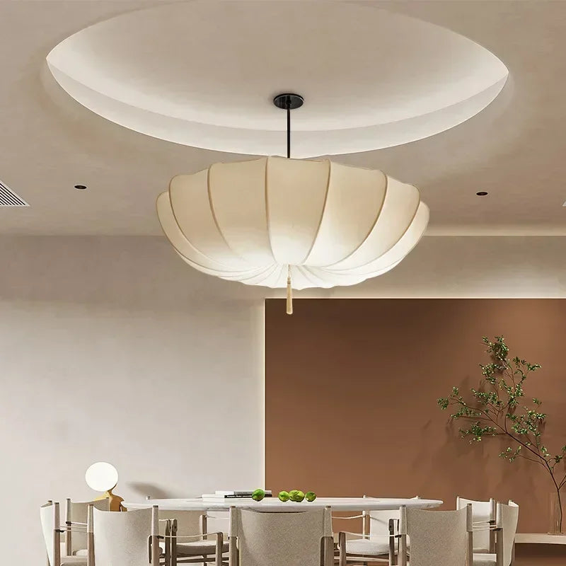 Suspension lumineuse moderne plissée beige clair lumière froide neutre chaude salon chambrehôtel