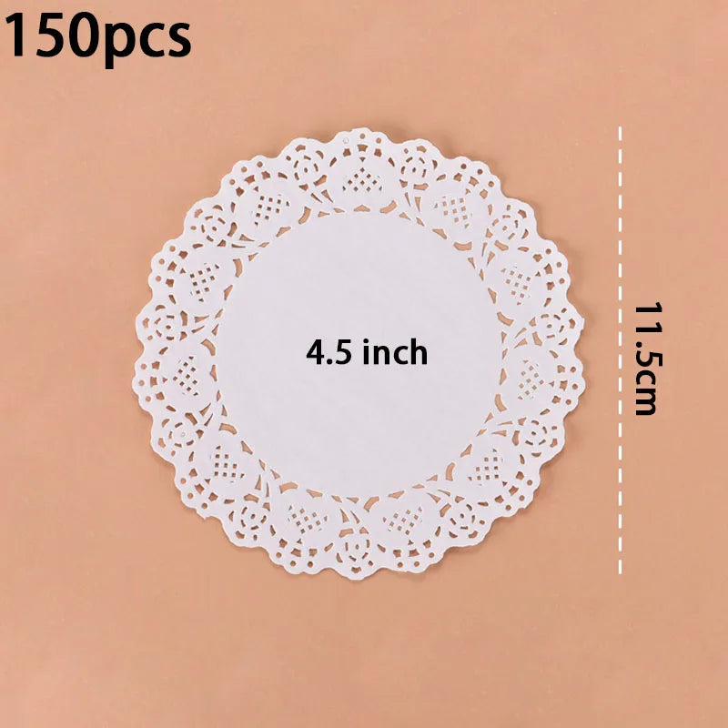 assiettes papier décoratives dentelle table festives rouges blanches marrons noires vertes ornementales rustiques