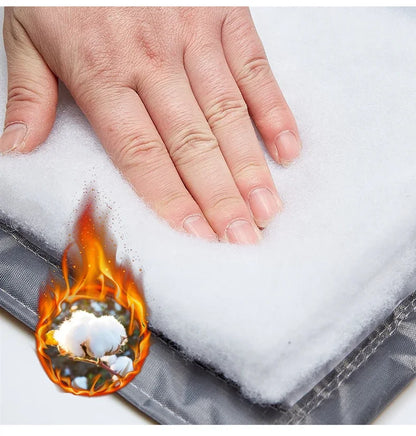 Main posée sur un rembourrage en coton épais et ignifuge, illustrant l’isolation thermique et la résistance au feu du matériau avec une icône de flamme et coton en feu en bas à gauche.